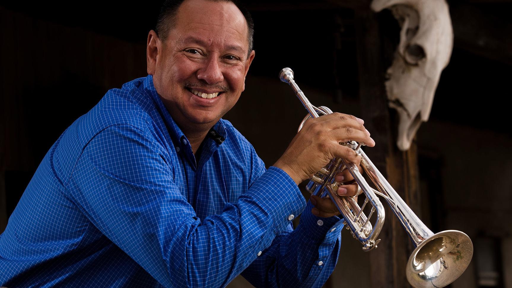 Neto's Tucson: Local Tejano singer, Louie Marinez, cracks exclusive Texan club
